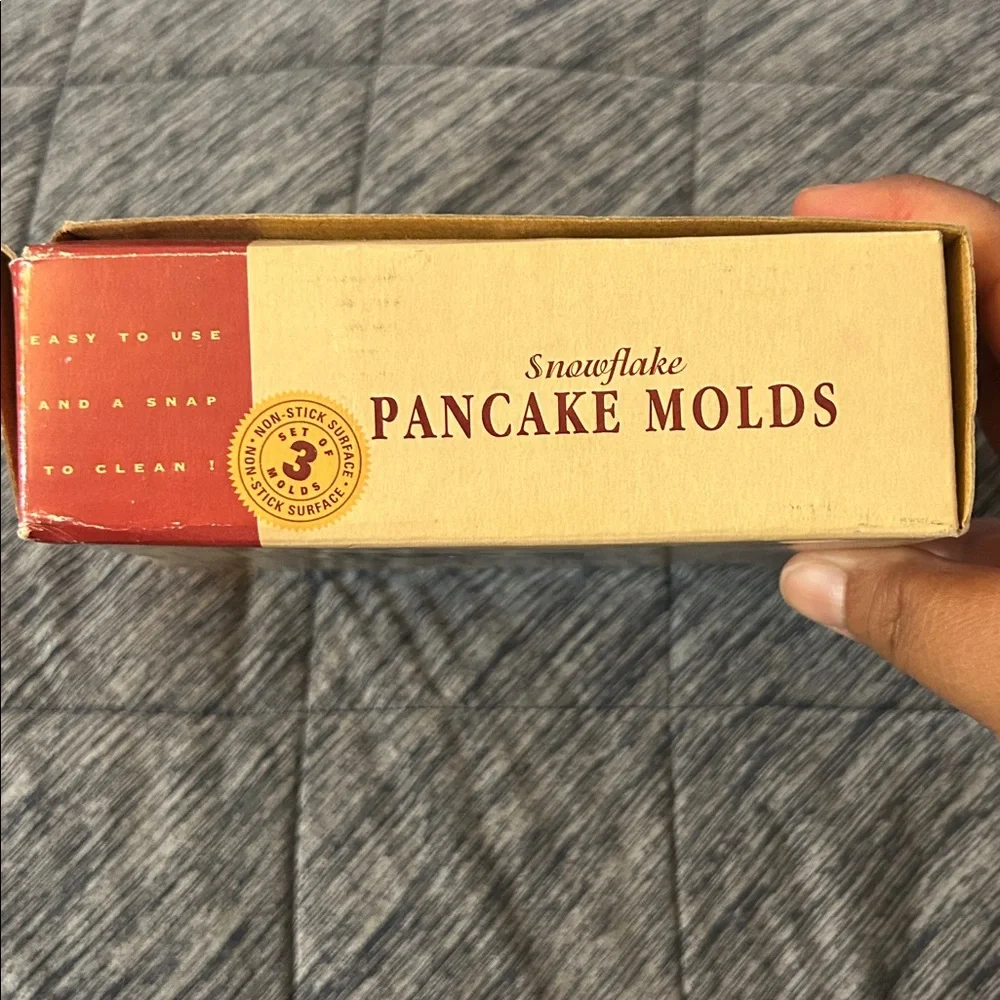 NWT Williams Sonoma winter snowflake pancake molds